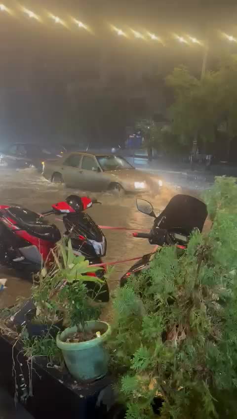 غرق اوتوستراد التبانة في طرابلس بالمياه !؟