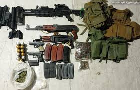 الجيش يوقّف مطلوبين ويضبط أسلحة ومخدرات في حملة أمنية ببعلبك