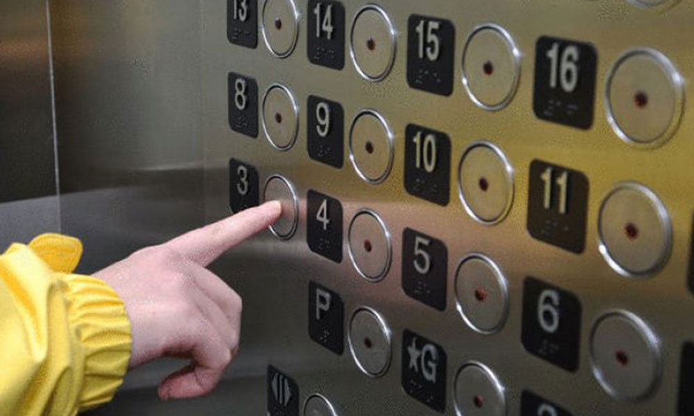 سبعيني سقط من الطابق التاسع داخل مصعد!