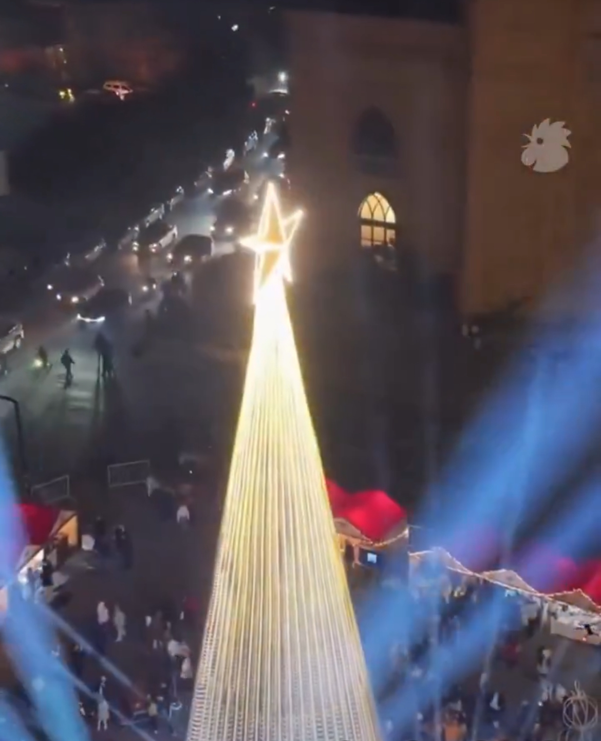 بيروت تتلألأ… إضاءة شجرة الميلاد في ساحة الشهداء برعاية رئيس الجمهورية