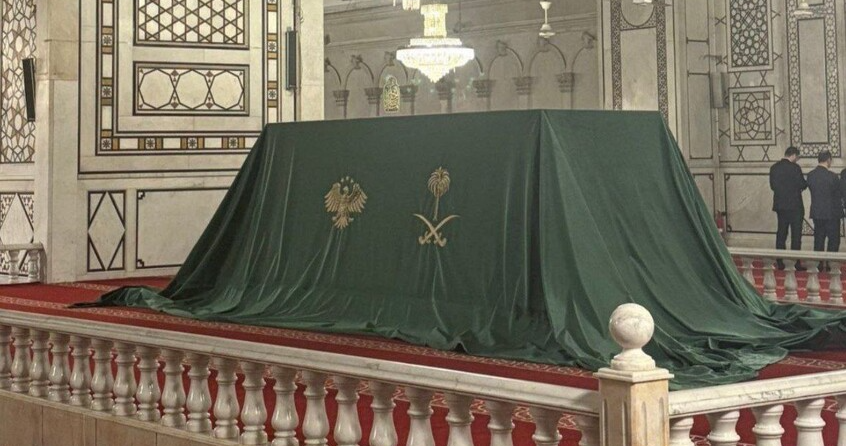 بالفيديو - هدية سعودية تاريخية لسوريا: كشف ستار الكعبة في الجامع الأموي في حضور  الشرع