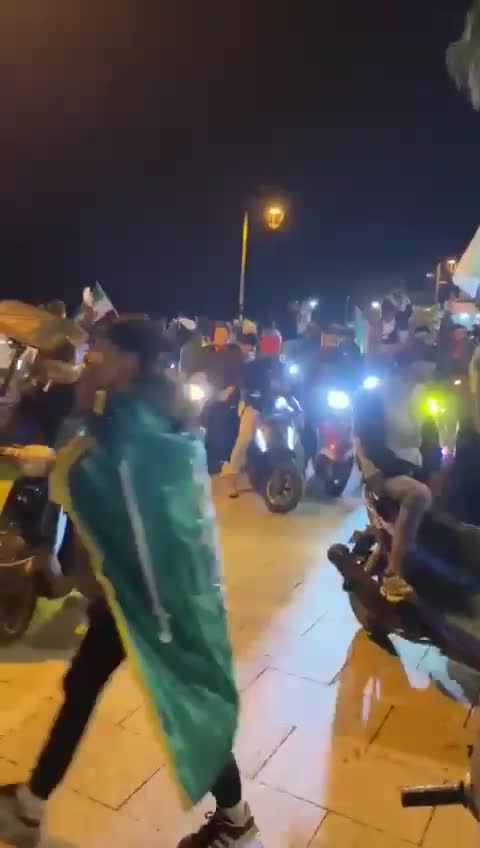 بالفيديو: مسيرات مؤيّدة للشرع في بيروت