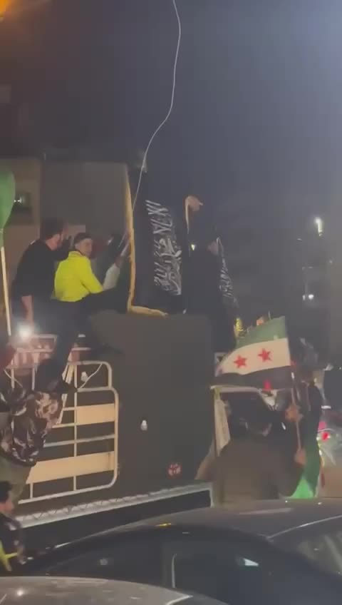 توتر في كفررمان وعرمون بعد رفع صورة الشرع وراية داعش… والجيش يتدخل! (فيديو)