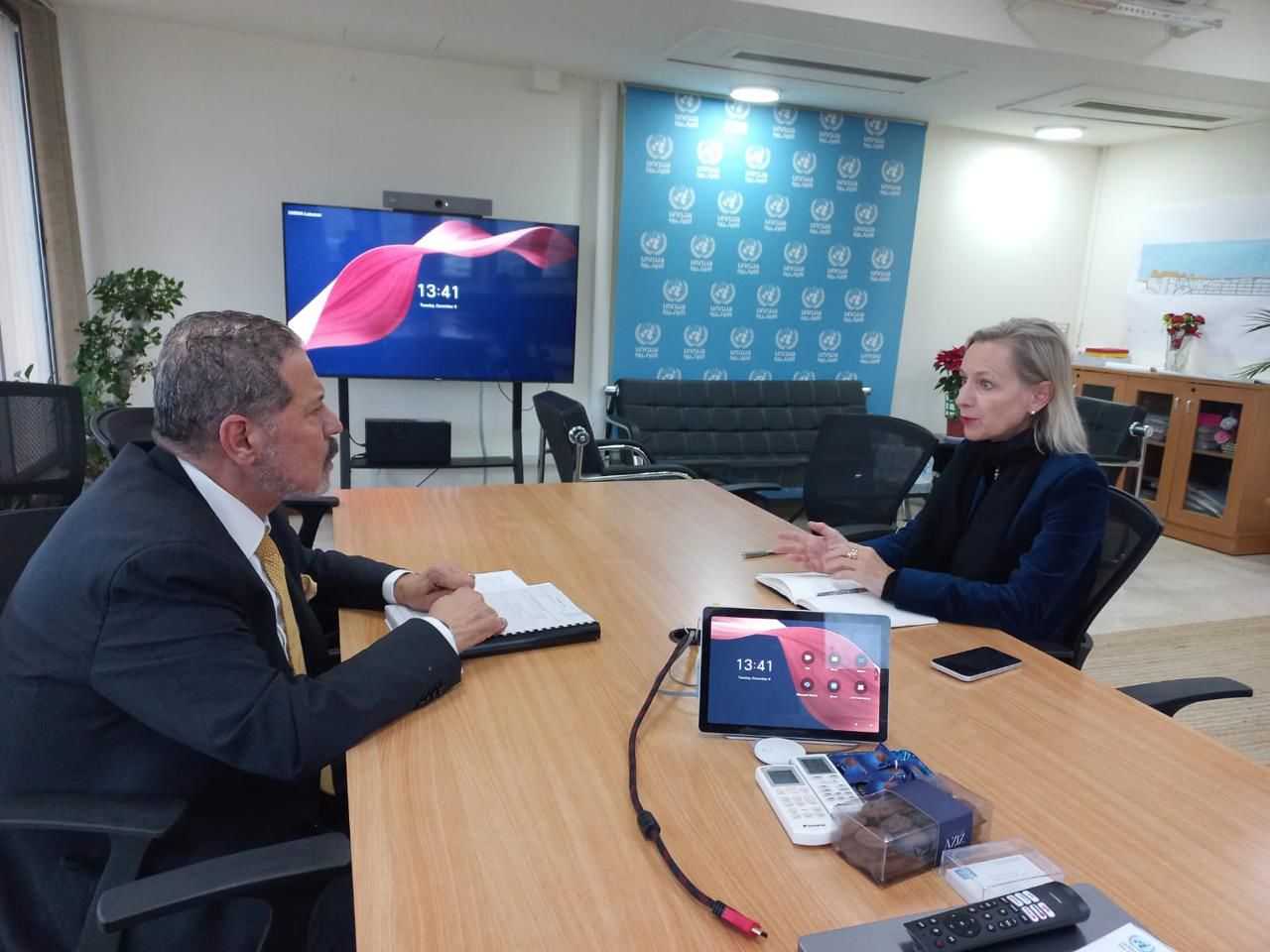 الممثل الخاص للرئيس عباس يلتقي مديرة الأونروا في لبنان