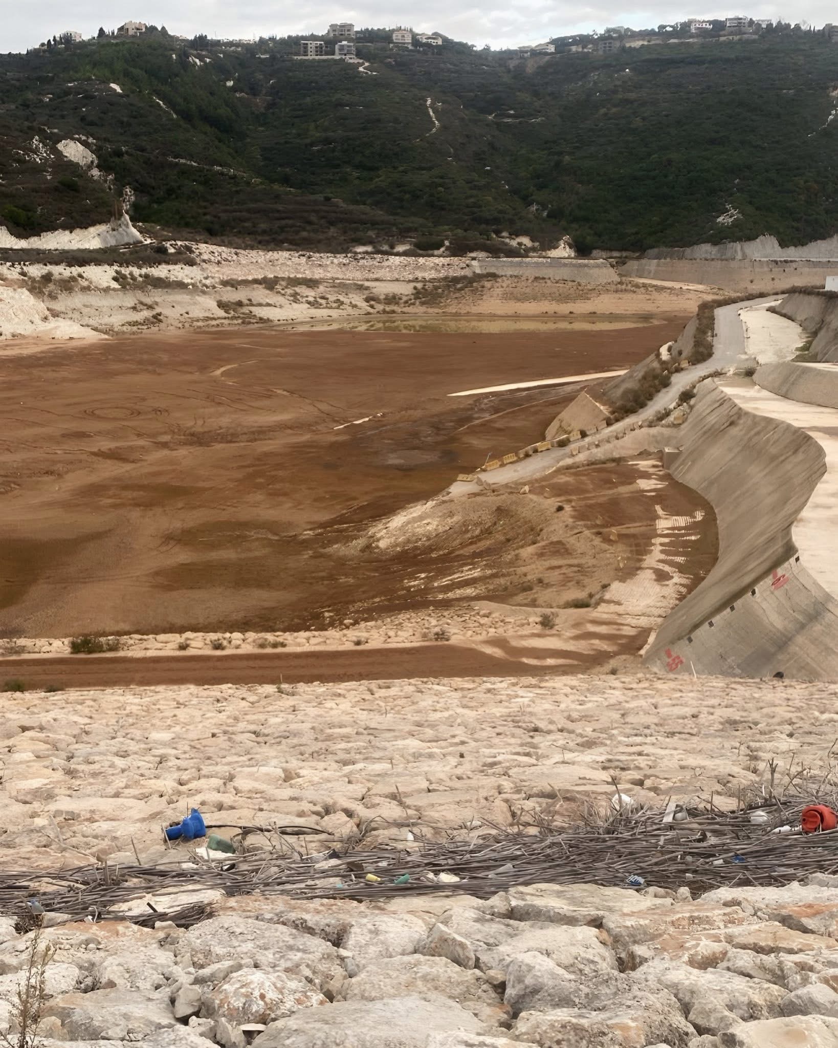 جفاف 4 كيلومترات من نهر الجوز بعد إقفال بوابة سدّ المسيلحة… وجمعيّة الأرض تدعو لتدخّل قضائي عاجل