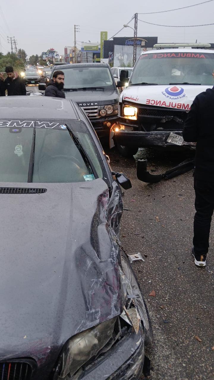 حادث سير مروّع بين أربع سيارات إحداها إسعاف قرب ثكنة بنوا بركات في صور… وسقوط عدد من الجرحى