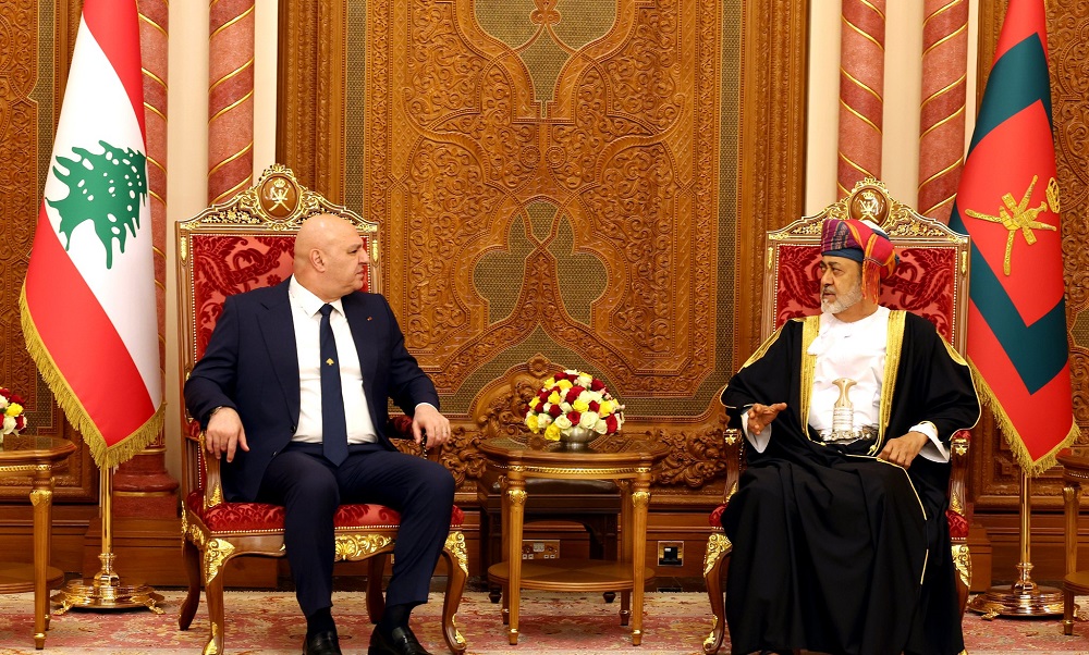 السلطان هيثم يقيم مأدبة عشاء على شرف الرئيس عون