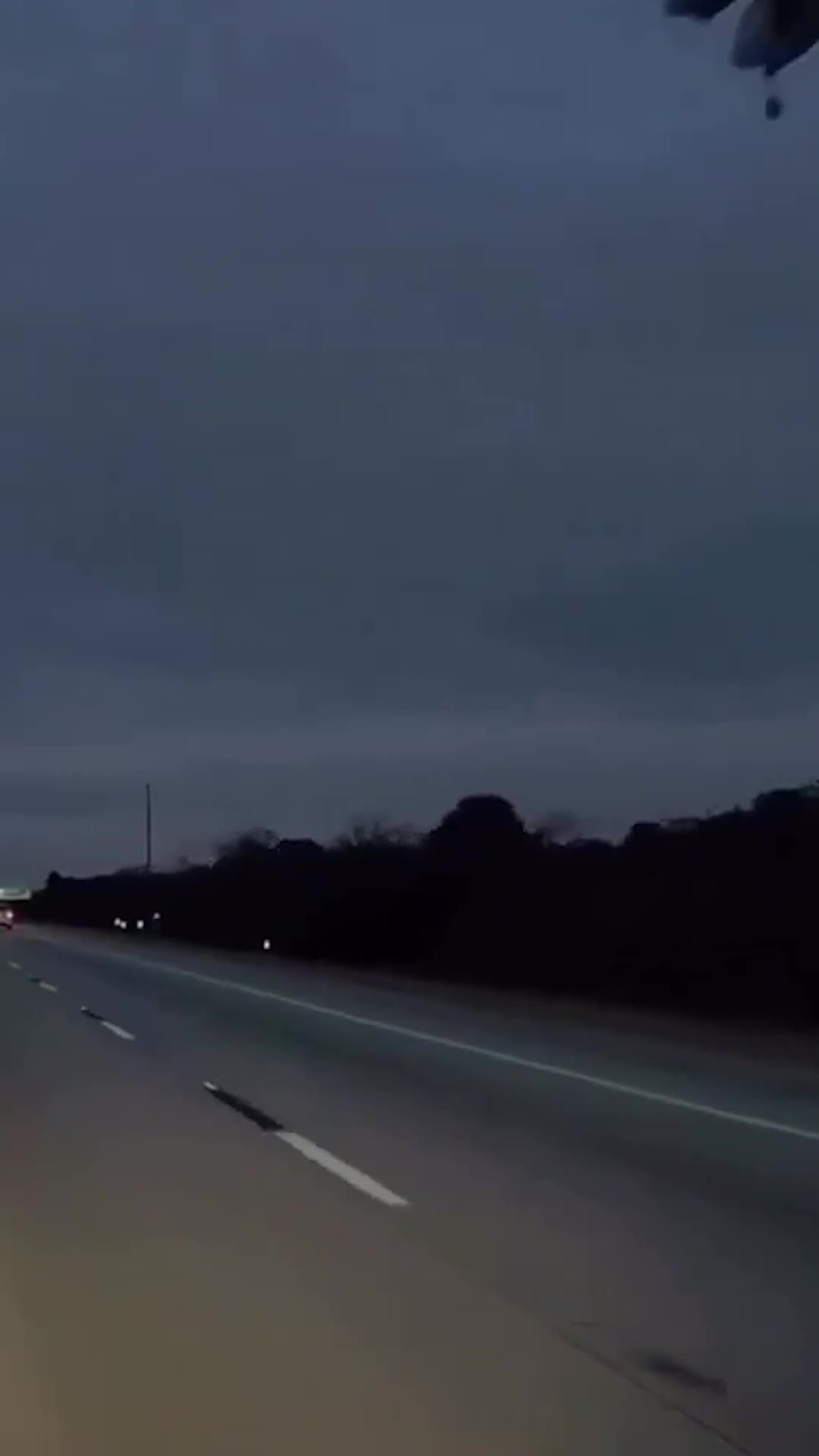 بالفيديو - إصابة إمرأة في تحطم طائرة صغيرة على سيارة في فلوريدا