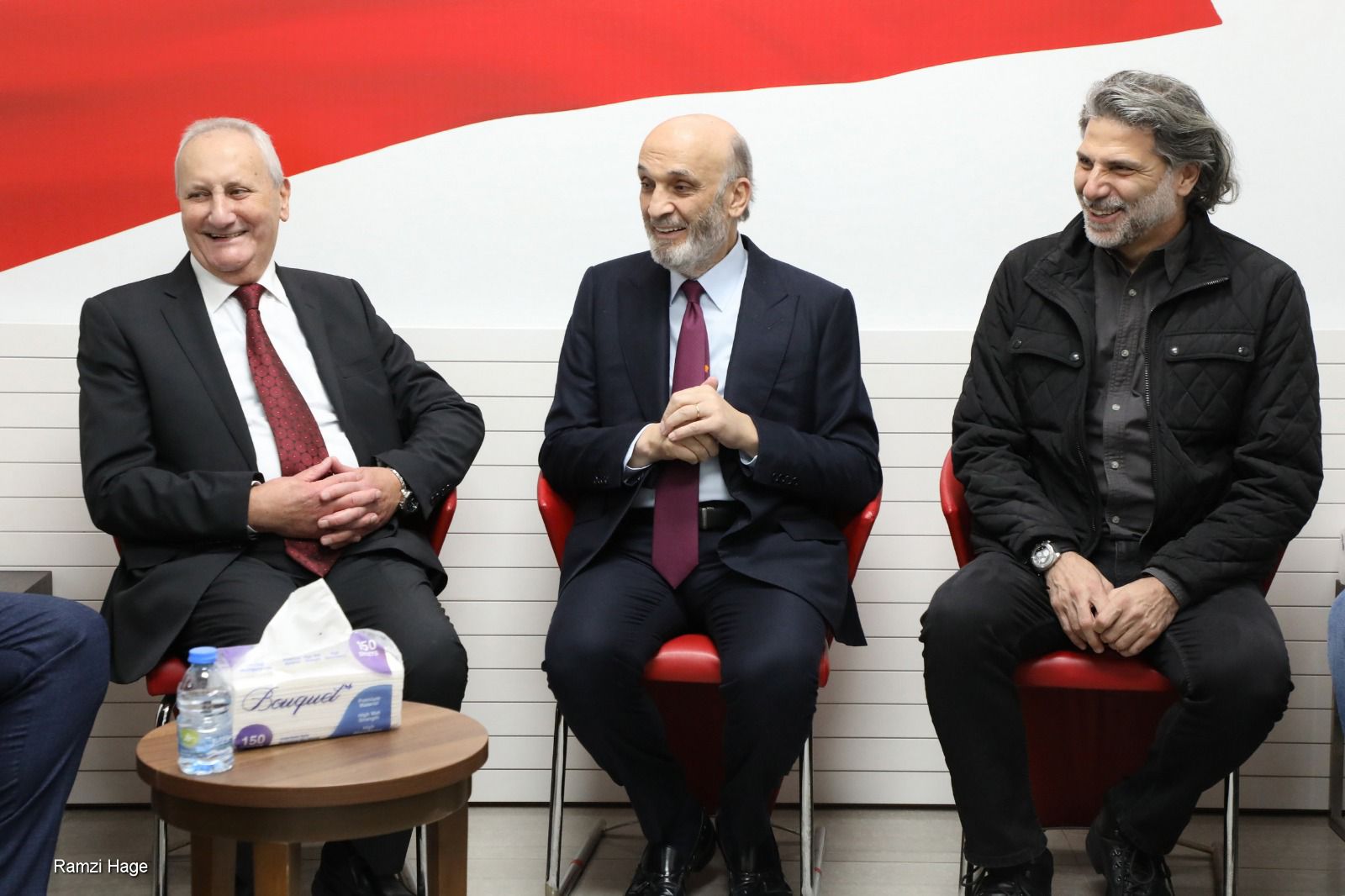 جعجع يلتقي وفداً من بلدية بمكين