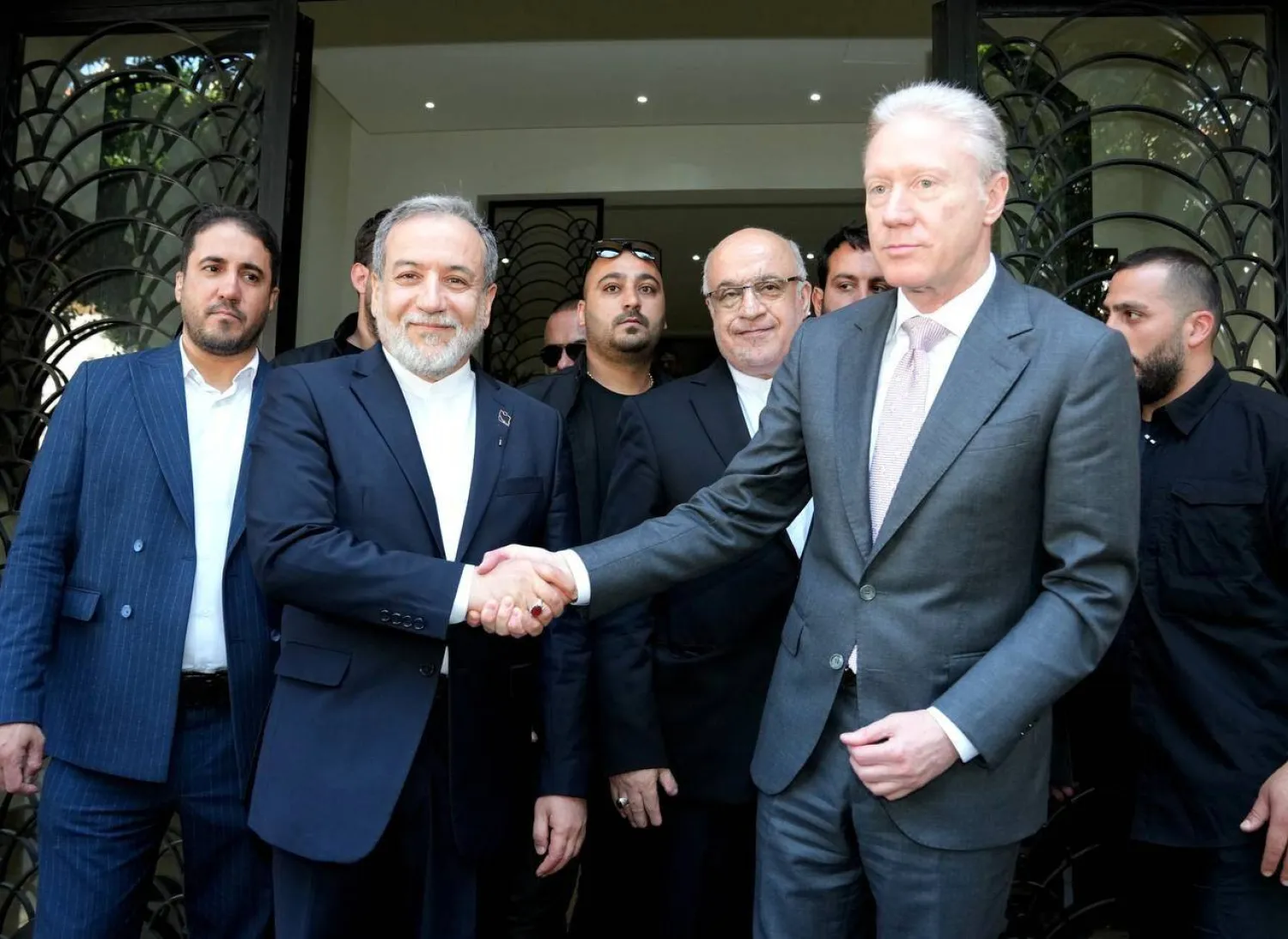 اهتزاز جديد في علاقات بيروت وطهران<br />
وزير الخارجية اللبناني يرفض زيارة إيران ويقترح «دولة محايدة»