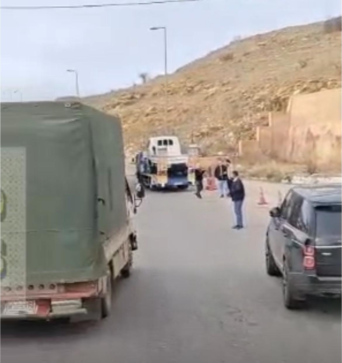 قطع طريق ضهر البيدر احتجاجًا على عدم القدرة على تسجيل الآليات