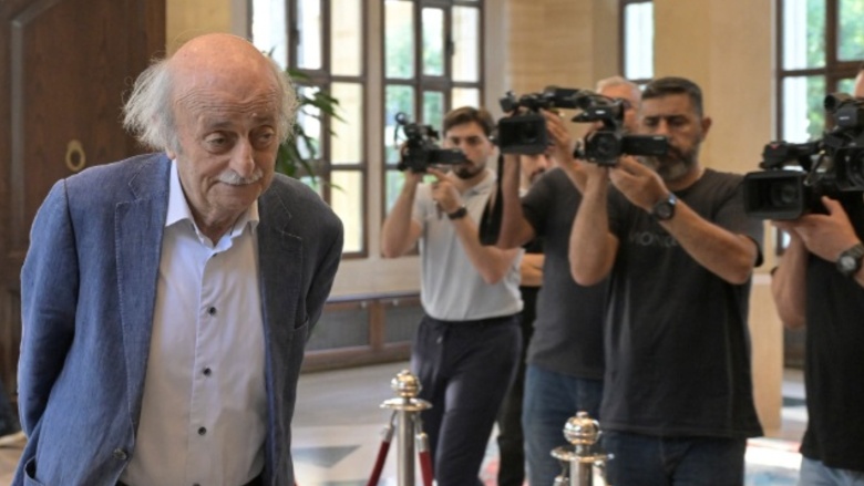 جنبلاط يجدد الدعوة لتسليح الجيش ويرفض الإستسلام أمام 