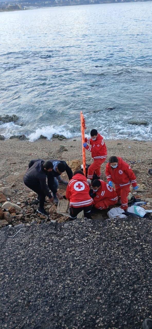 إسعاف رجل سبعيني سقط على الصخور في كورنيش الميناء