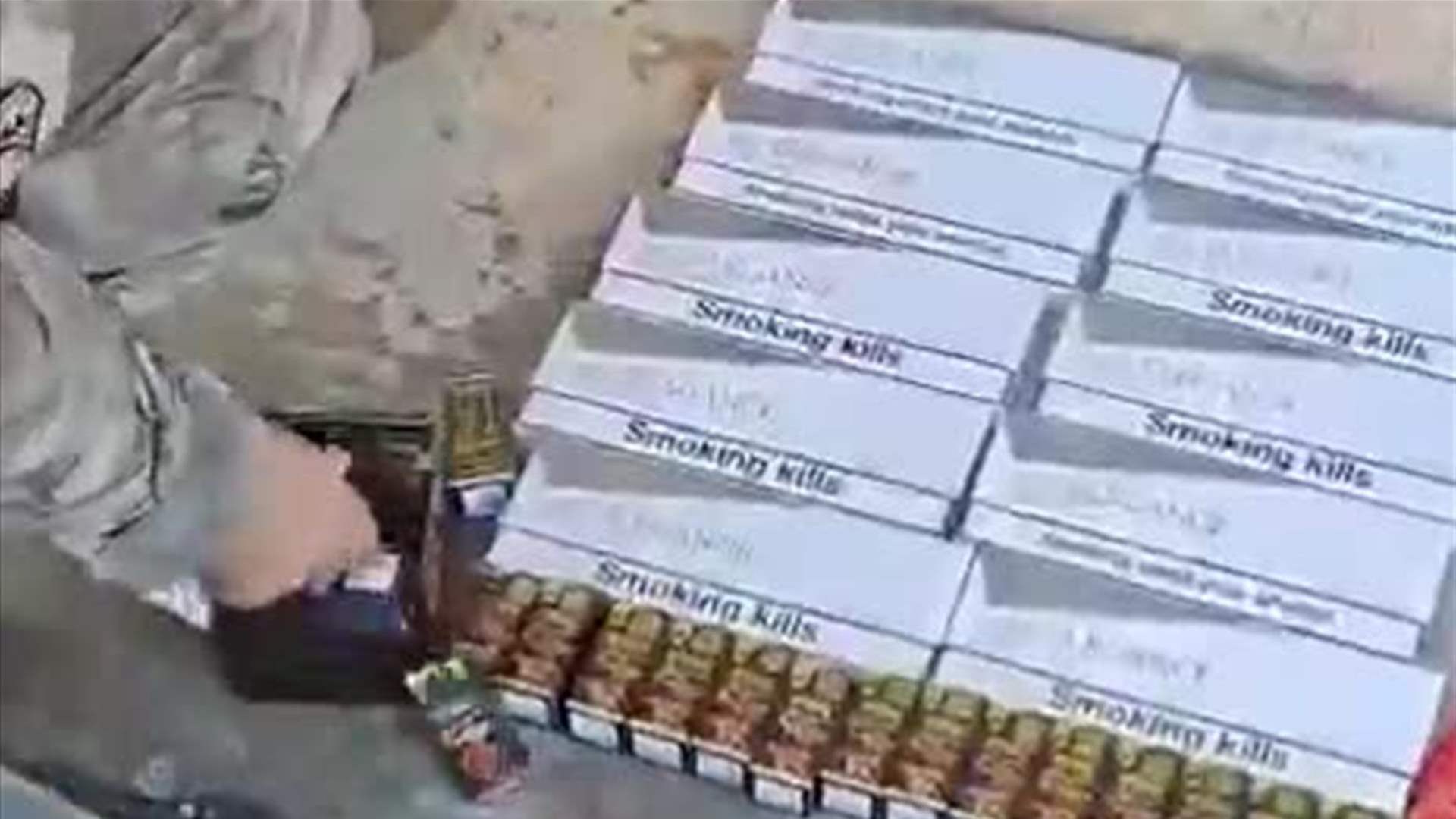 ضابطة صيدا الجمركية تضبط ألبسة ذات ماركات عالمية مقلدة ودخان ومعسل مهرب