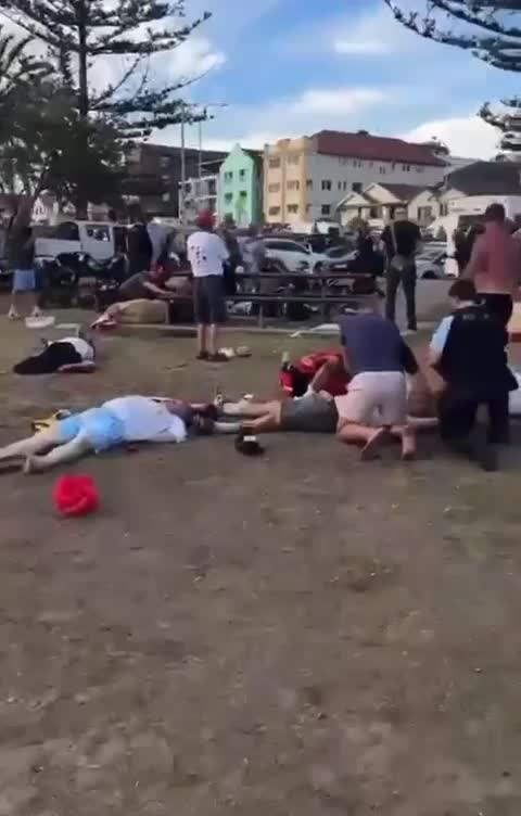 بالفيديو - إطلاق نار في شاطئ بوندي بسيدني يُصاب فيه 10 أشخاص واعتقال مشتبه بهم