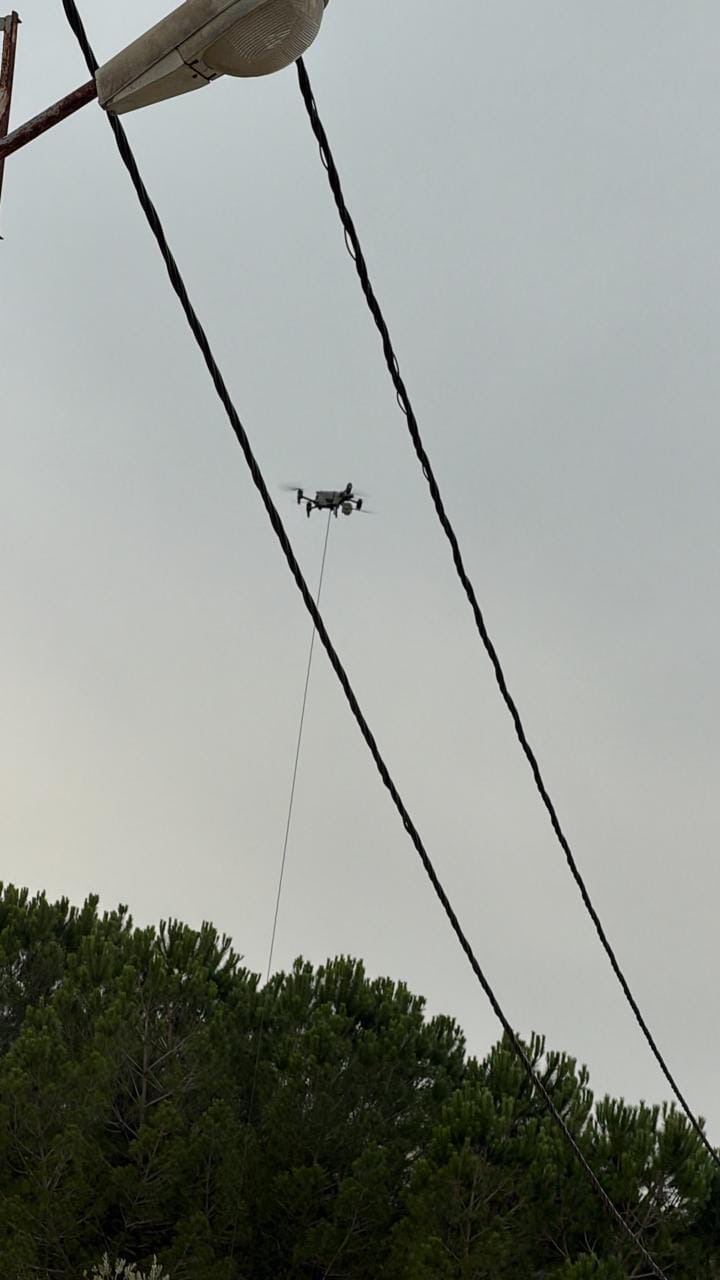 درون إسرائيلية كبيرة تحلّق فوق هذه المنطقة… ويتدلّى منها حبل طويل