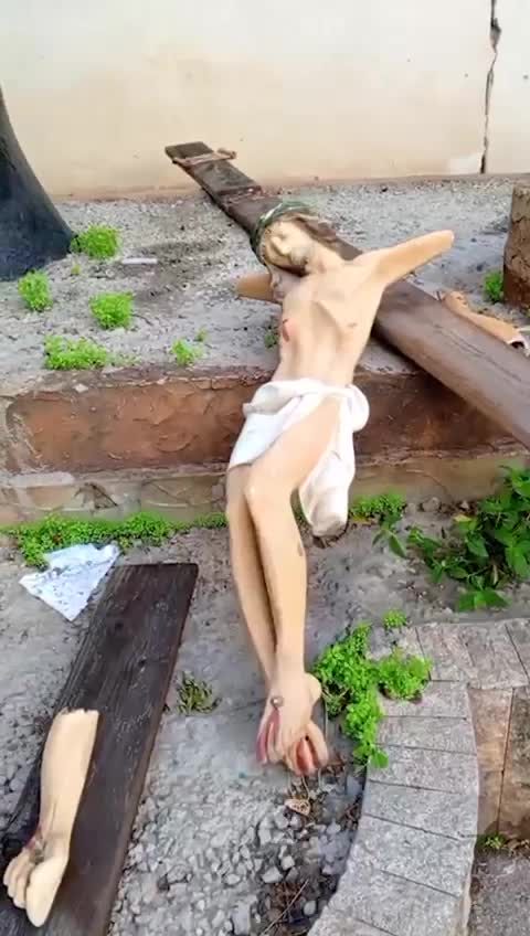 تحطيم الصليب في الدّورة!