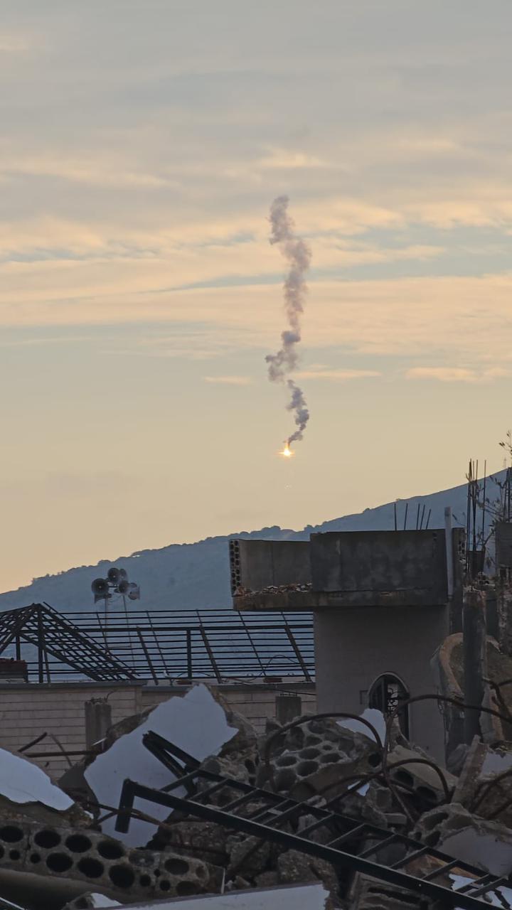 العدو يلقي قنبلة ضوئية في عيترون