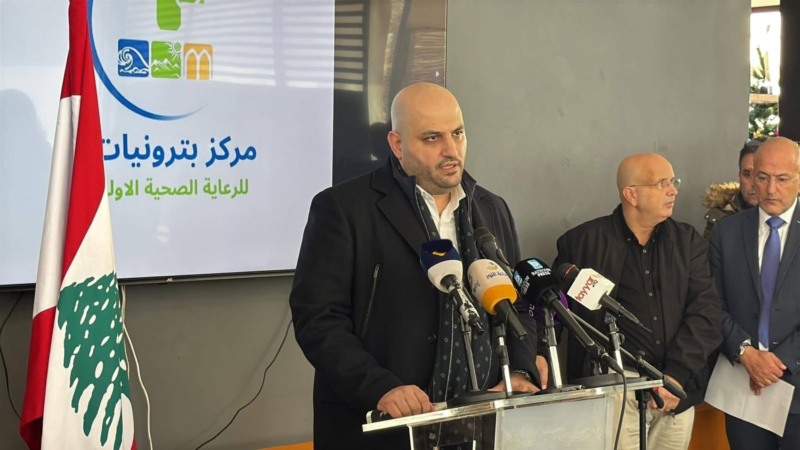 الدولة على باب الحزب: وزير الصحة يشرّع مركزًا حزبيًا باسم الرعاية العامة