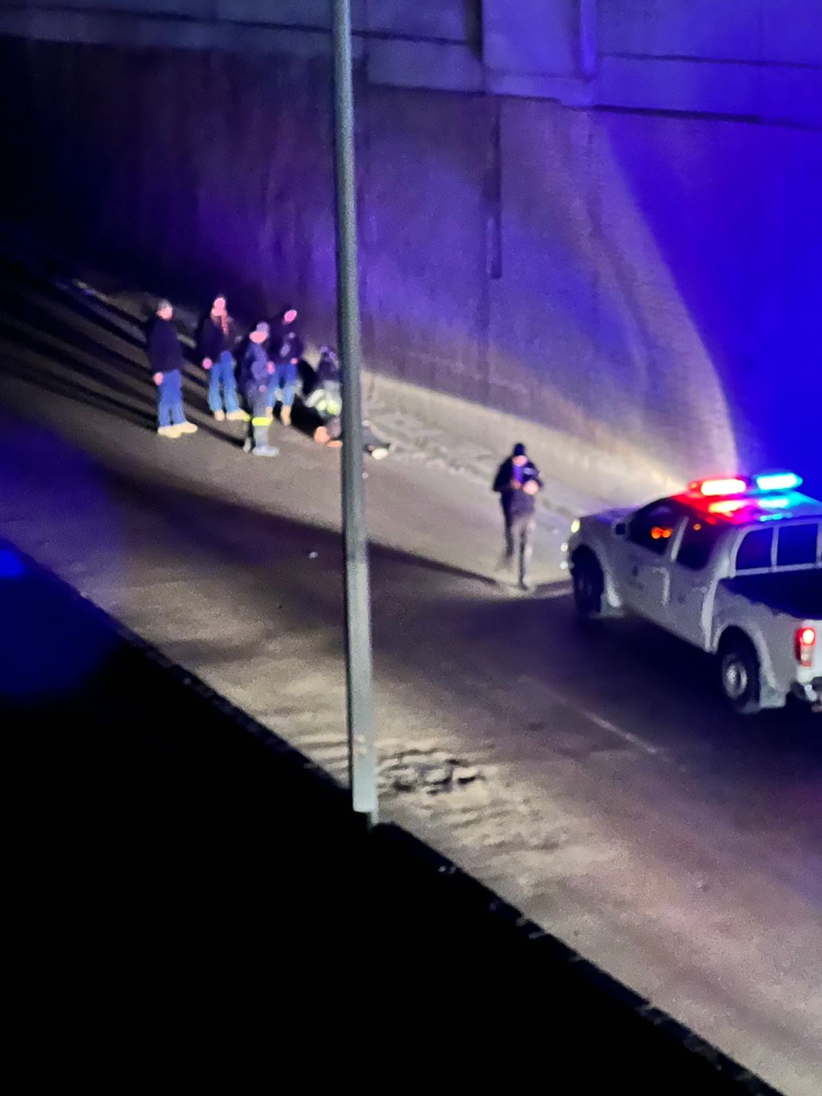 بالصور- حادث مؤسف… ماذا حصل الليلة الماضية على جسر المطار ؟