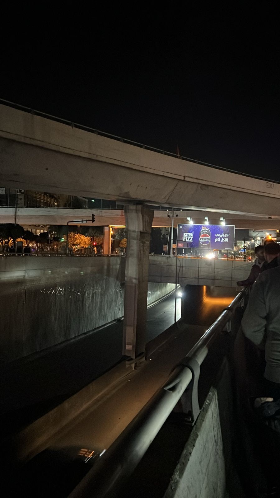 بالصور- حادث مؤسف… ماذا حصل الليلة الماضية على جسر المطار ؟