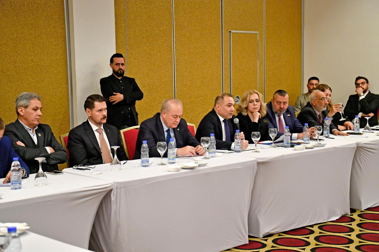 برعاية السفير روداكوف… اتحاد خريجي المؤسسات الروسية والسوفياتية يحتفل بالأعياد المجيدة