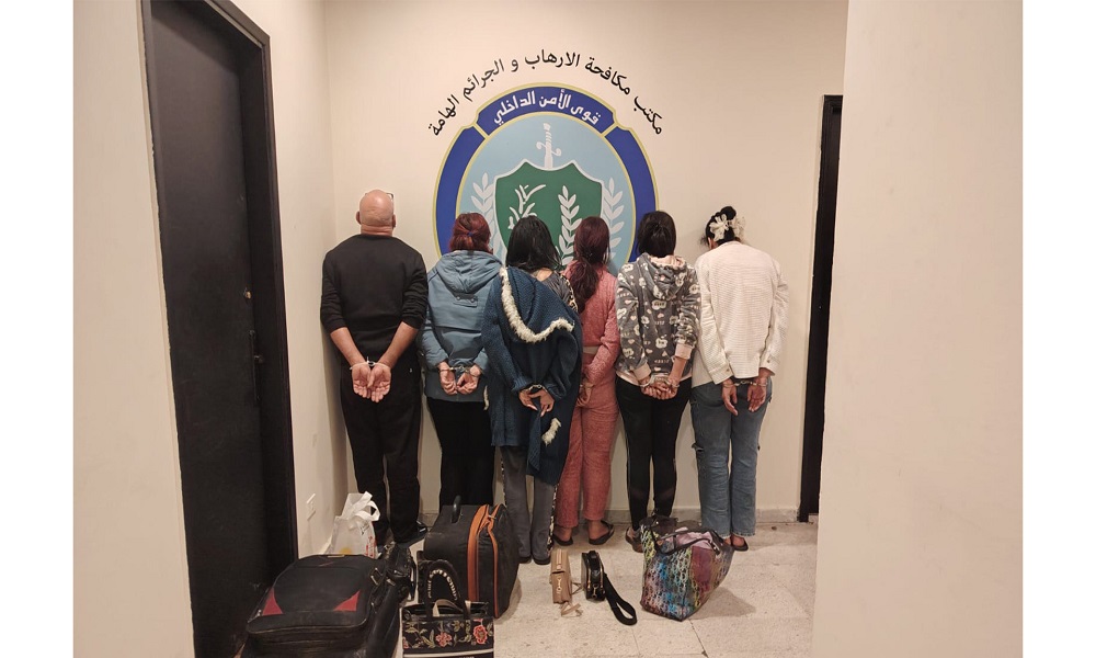 بجرم “الدعارة”.. توقيف فتيات وسائقهنّ!