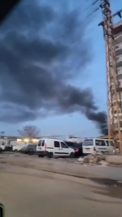 بالفيديو - طرابلس تختنق بالدخان الأسود مجدداً… حرق الإطارات يهدّد صحة المواطنين