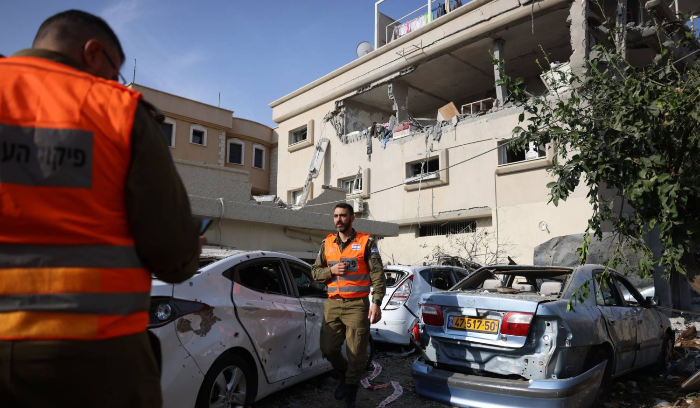 «حزب الله» يوسع دائرة القصف الصاروخي... وإسرائيل تلاحق قيادييه بلبنان<br />
الهجمات تستهدف البلدات الحدودية الشمالية... والمسيّرات تضرب في محيط تل أبيب