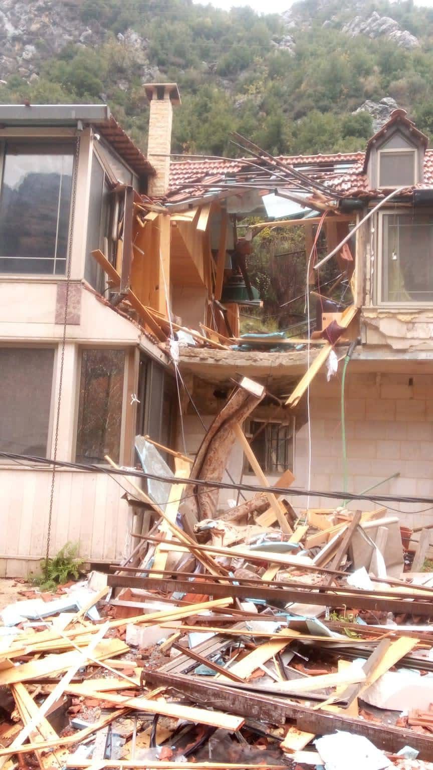 صخرة تجتاح منزلًا في تنورين التحتا بفعل العاصفة…. هل من اصابات؟