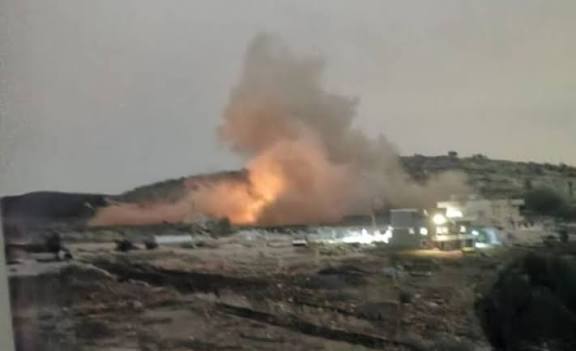 العدو الإسرائيلي يفجر منزلًا مهدمًا في حي الكساير شرق ميس الجبل