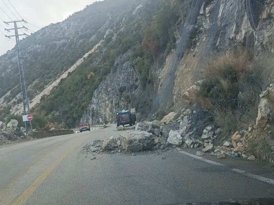 انهيار صخري على الأوتوستراد في تنورين