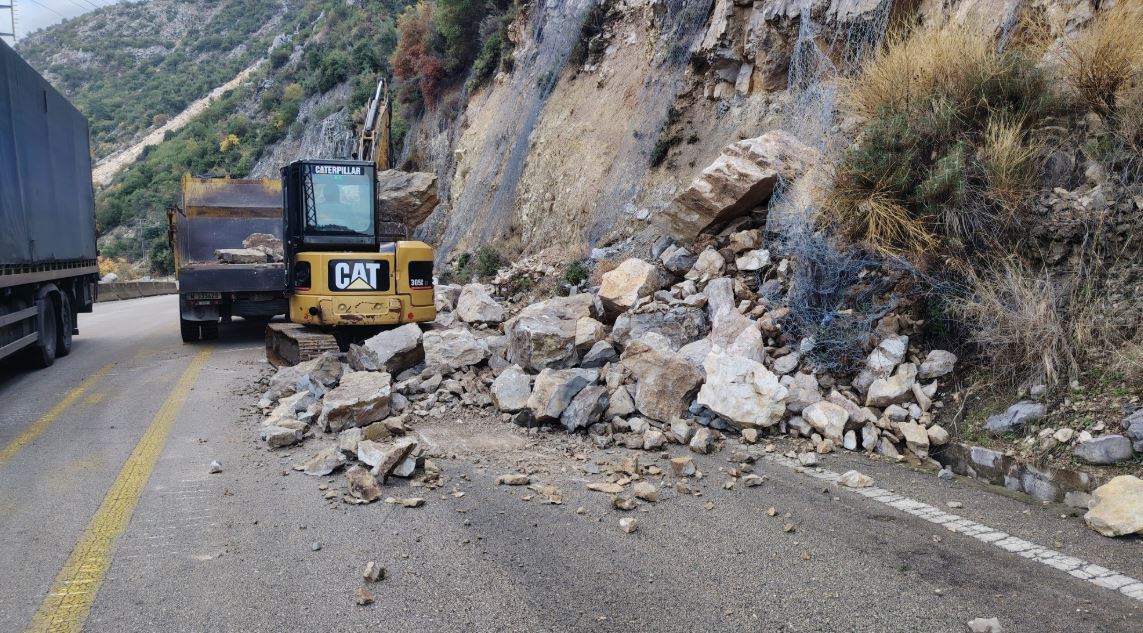 رئيس اتحاد بلديات البترون يرسل ورشة لإزالة صخرة على أوتوستراد البترون–تنورين