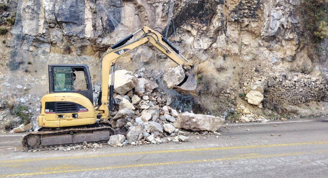 رئيس اتحاد بلديات البترون يرسل ورشة لإزالة صخرة على أوتوستراد البترون–تنورين