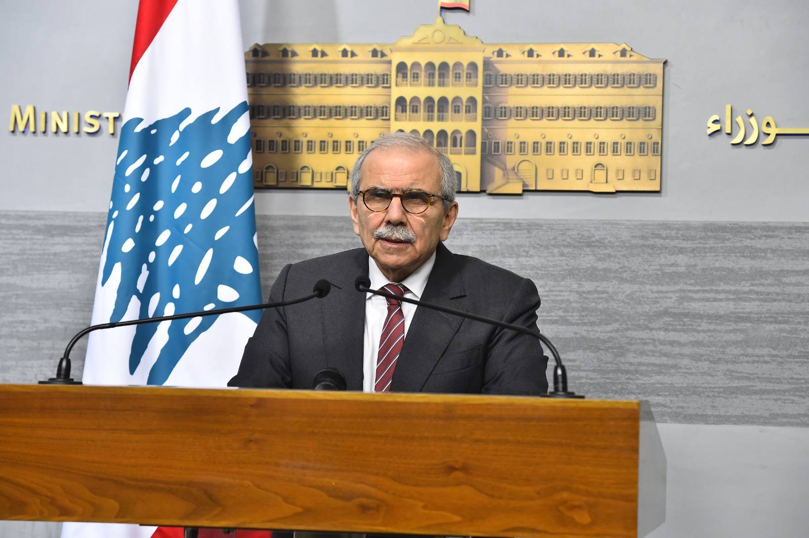 سلام يُحيل مشروع الفجوة إلى المجلس: أفضل الممكن لإستعادة الودائع ووقف الإنهيار<br />
ترامب: حزب الله يتعامل بشكل سيِّىء وسنرى ما سيحدث.. وعون ينوِّه بدور الجيش