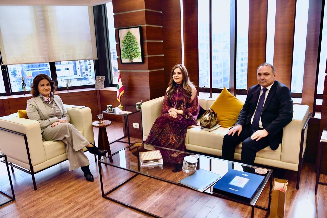 السيد تسلمت مذكرة تتناول معاناة  ضحايا التداخل العقاري على الحدود اللبنانية – السورية