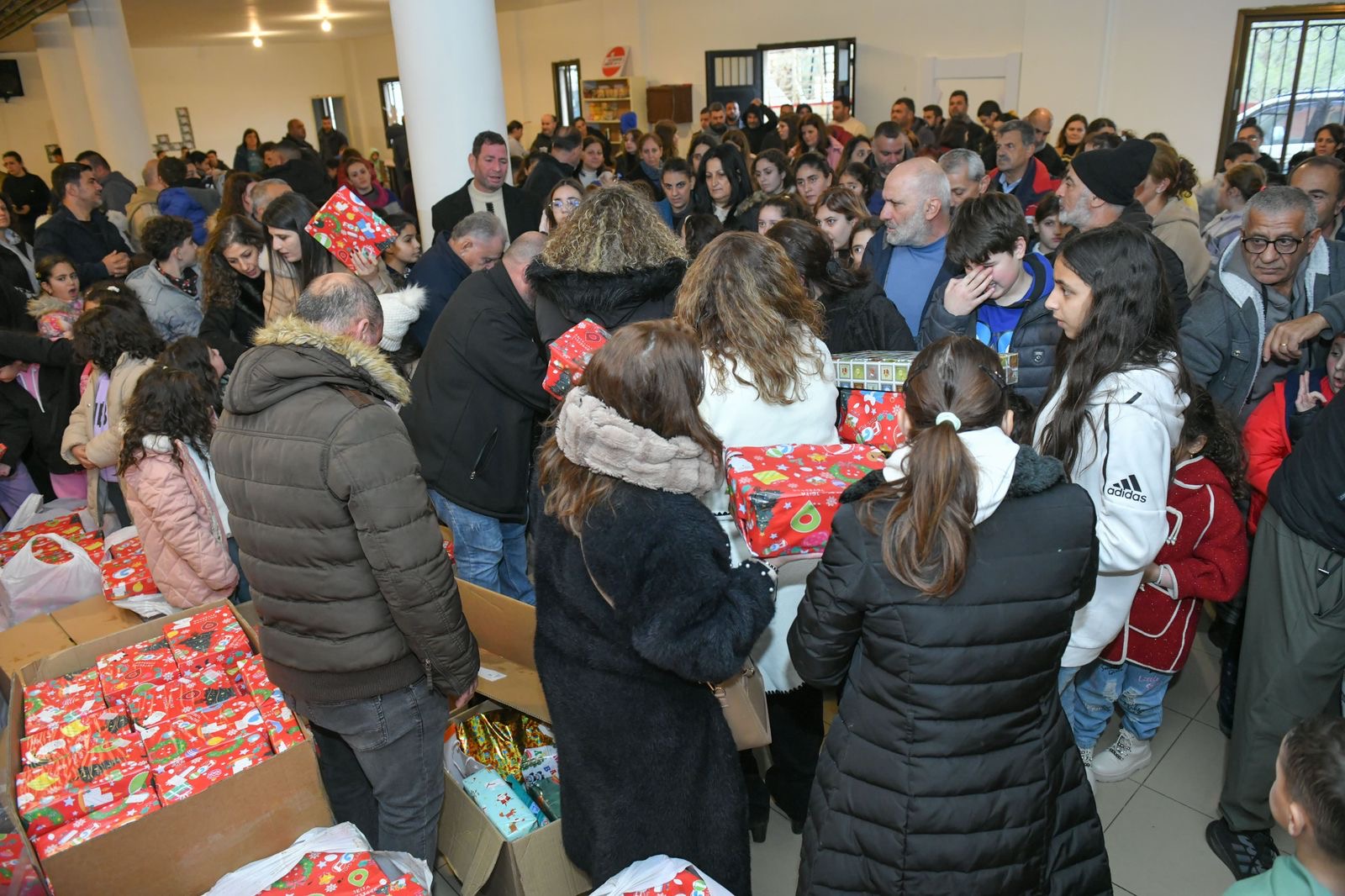 جامعة الروح القدس  والرهبانيّة اللبنانيّة المارونيّة توزّعان الهدايا على أطفال الجنوب