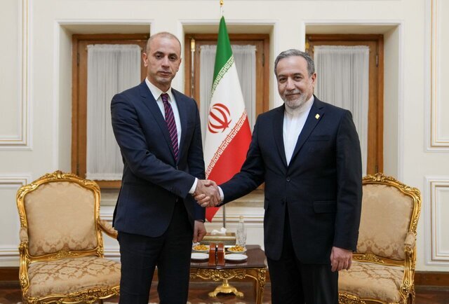 السفير اللبناني الجديد لدى طهران يسلم نسخة من اوراق اعتماده لعراقجي