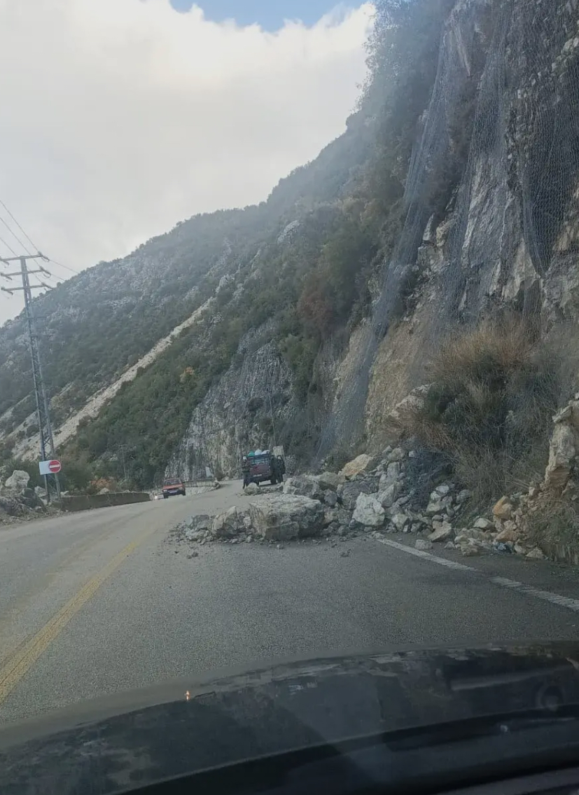 انهيار صخري كبير وسيول قوية بين بساتين العصي وعين عيا