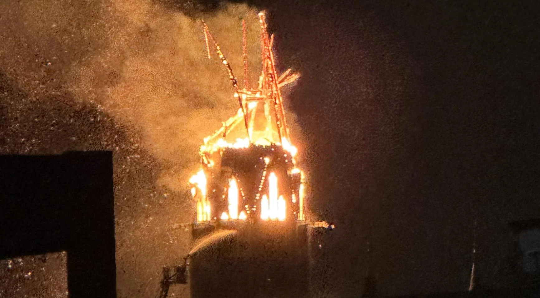 حريق كارثي يدمّر كنيسة Vondelkerk التاريخية في أمستردام بعد احتفالات رأس السنة