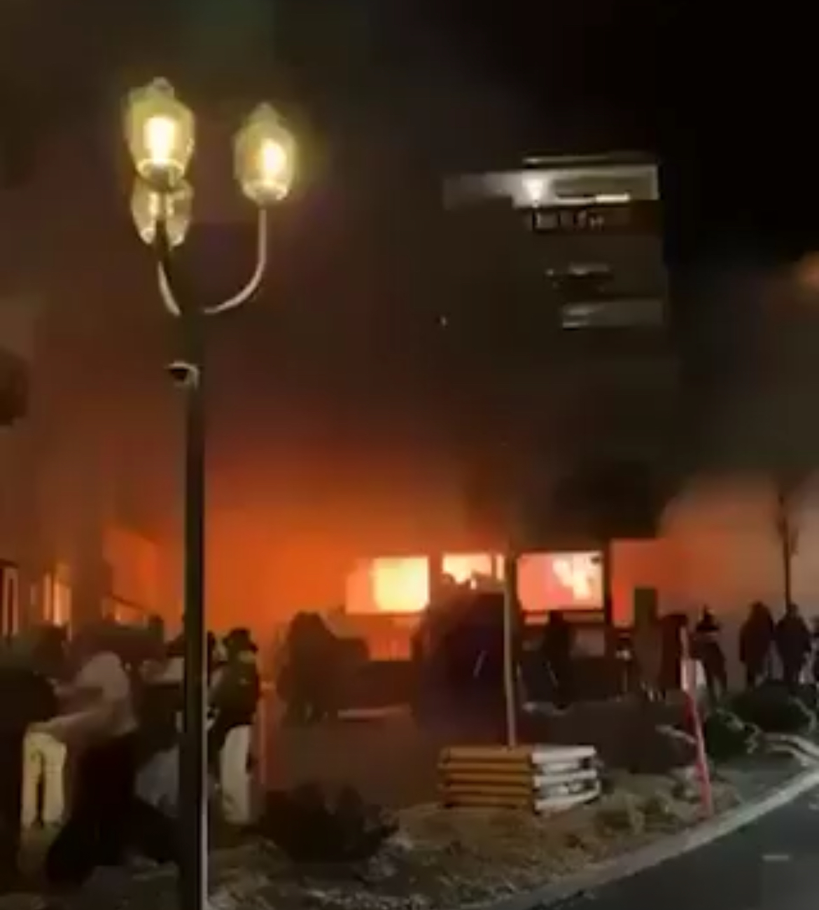 الشرطة السويسرية: قتلى وجرحى بانفجار في منتجع للتزلّج في جبال الآلب