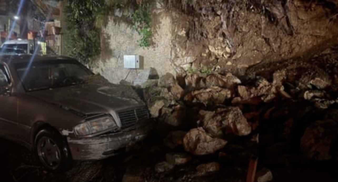 إنهيار جدار دعم على سيارة بسبب الأمطار