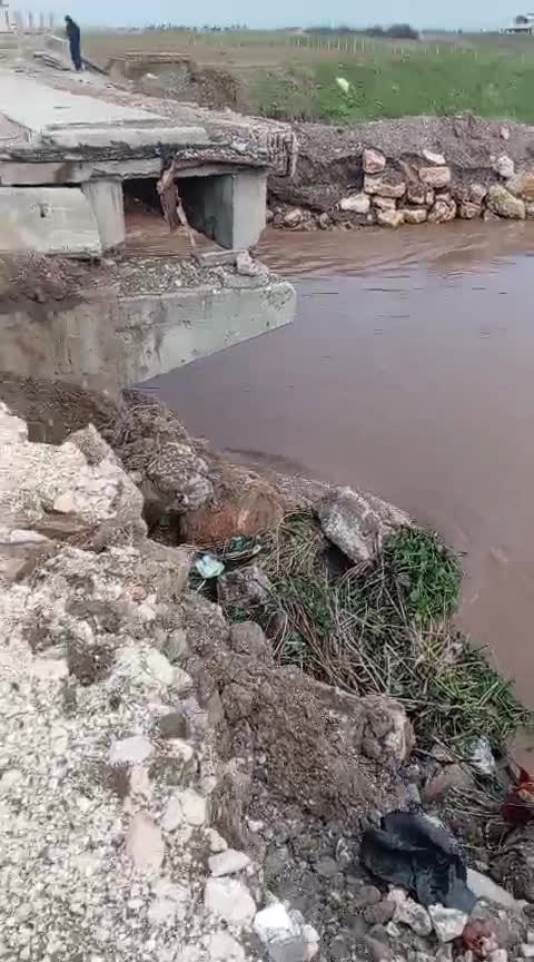 بالفيديو: انهيار جزء من جسر العريضة الحدودي