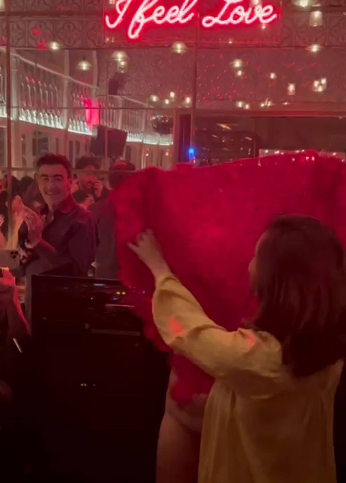 قرار بإغلاق مطعم في الأشرفية بعد حادثة تعرّي خلال سهرة رأس السنة