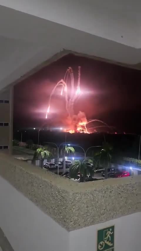 بالفيديو - مادورو: كراكاس تتعرض للقصف واعلان حالة الطوارئ وغارات تستهدف مواقع عسكرية وحيوية في فنزويلا