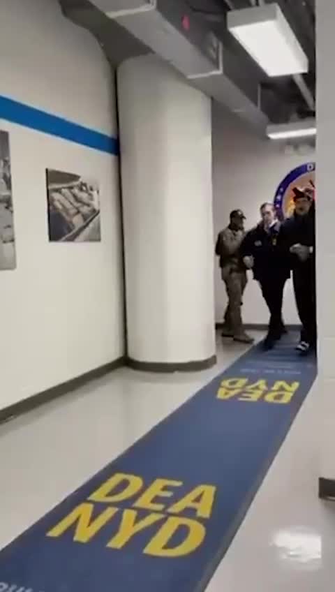 بالفيديو - السلطات الأميركية تقتاد الرئيس الفنزويلي مادورو إلى نيويورك للتحقيق بتهم المخدرات