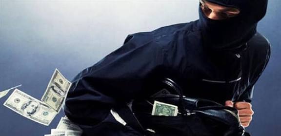 مسلحون يسرقون 10 آلاف دولار من مواطن ويتركونه مصاباً على الأوتوستراد !؟