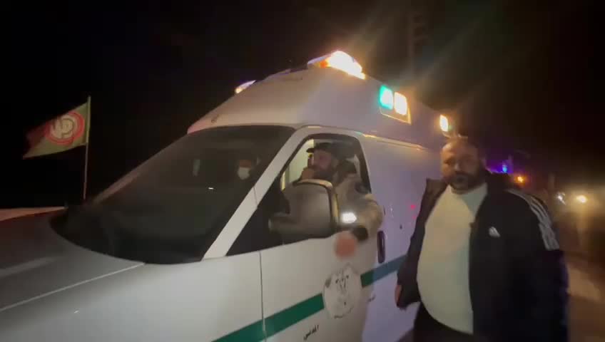 الدفاع المدني يطلب من المواطنين الابتعاد عن محيط المبنى المستهدف في  كفرحتى (فيديو)