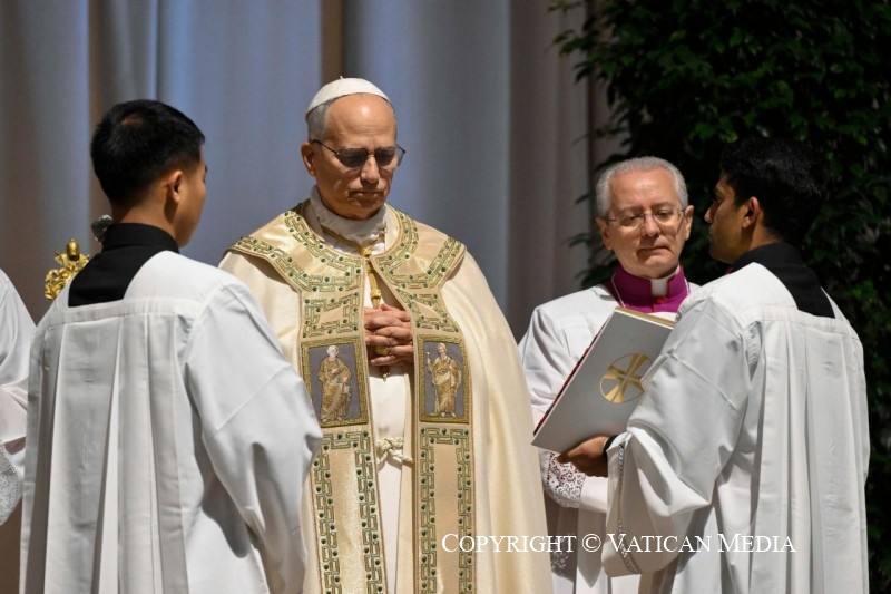 البابا لاوُن الرابع عشر يرأس إغلاق الباب المقدس ويدعو المؤمنين ليكونوا “حجاج أمل”