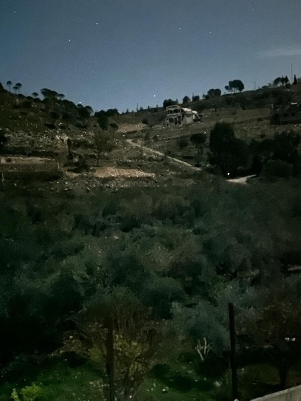 الاحتلال الإسرائيلي يفجّر مبنى سكنيًا غرب الخيام فجرًا